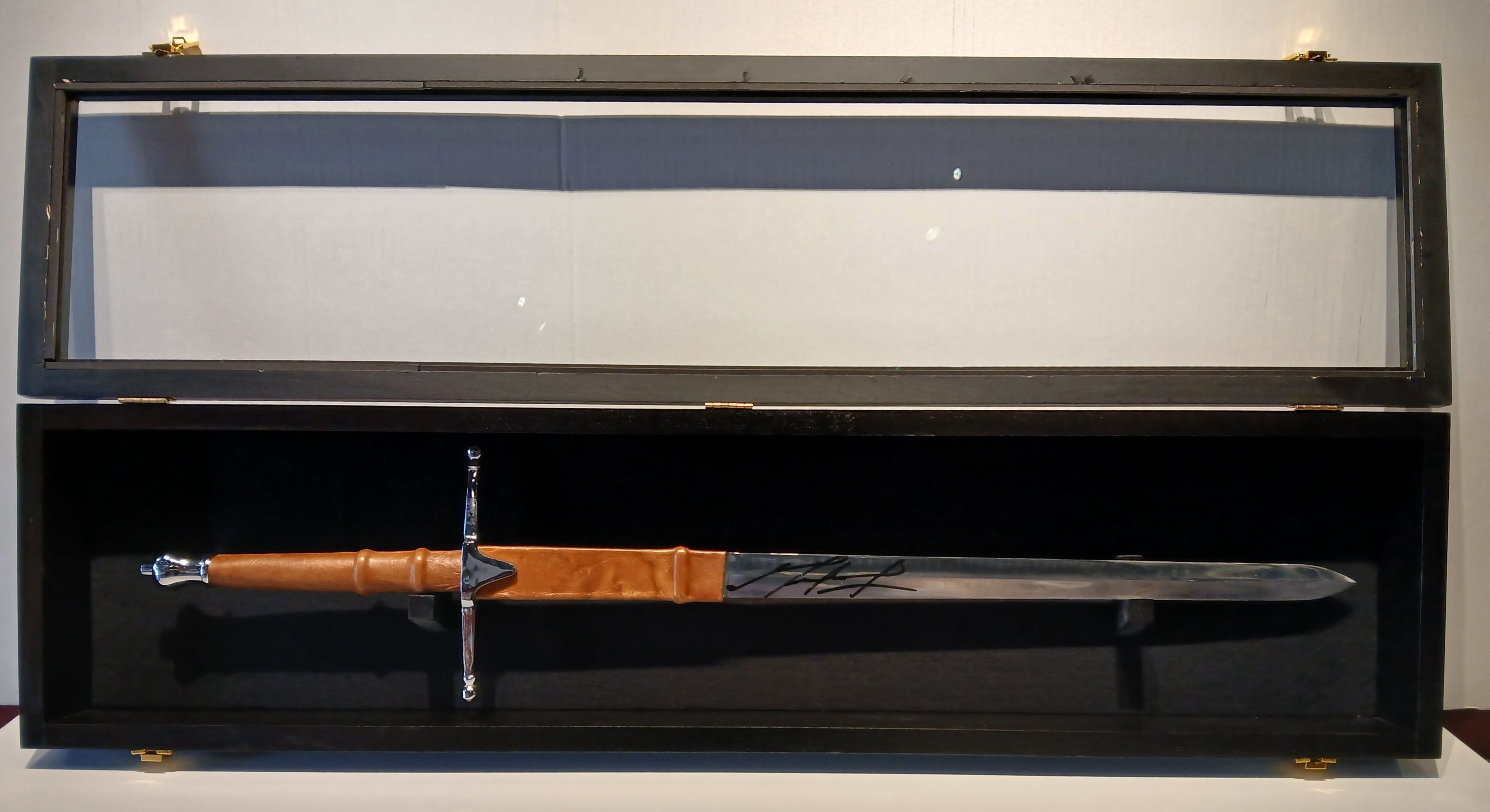  Sword display case with sword open